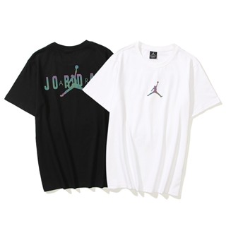 □Nike Nike AJ Jordan เสื้อยืดแขนสั้นผู้ชายและผู้หญิงแขนสั้นสะท้อนแสงพิมพ์ลำลองหลวมคู่รุ่นผ้าฝ้ายแท้ระบายอากาศครึ่งแขน