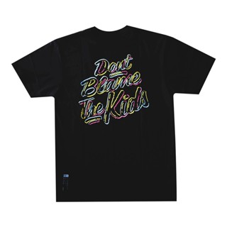 เสื้อยืด เสื้อยืดสําหรับผู้ชาย◕A.DBTK Doodle สคริปต์ทีแบรนด์ใหม่รุ่นใหม่ ONHAND (สติกเกอร์ฟรี) -[]