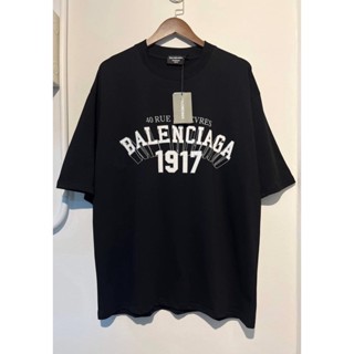 BALENCIAGA 1917 40 RUE DE SEVRES T-SHIRT BLACK เสื้อยืดคอกลมแขนสั้น แบรนด์บาลองเซียก้า สกรีนตัวหนังสือโลโก้ ปีค.ศ.1917