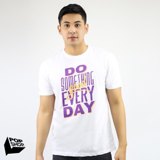 Tee เสื้อยืดแฟชั่น เสื้อยืดแฟชั่น - เสื้อยืดกราฟิก "Something Good" สําหรับผู้ชาย Pop Shop (สีขาว)