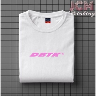 เสื้อยืด เสื้อยืดสีขาว เสื้อยืด DBTK ปรับแต่งคําสั่ง tees unisex คุณภาพสูง dHZ เสื้อวินเทจผญ Tee