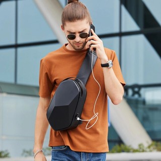 กระเป๋าคาดอก Hard Shell Crossbody Bag USB Charging Waterproof รูปทรงแข็งแรงในตัว พาร์ติชันหลายระดับ.การออกแบบเปลือกแข็ง