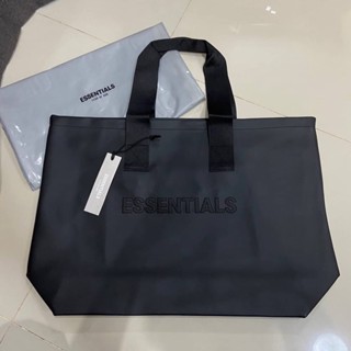 FEAR OF GOD FOG  ESSENTIALS TOTE BAG กระเป๋าถือ ทรง tote แบรนด์เฟียร์ออฟก๊อด เอสเซนเชียล สีดำ กันน้ำ ปั๊มตัวหนังสือโลโก้