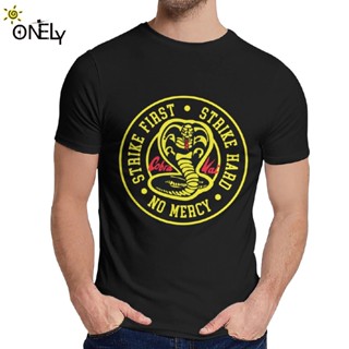 เสื้อยืดผ้าฝ้าย เสื้อยืด แบบนิ่ม พิมพ์ลาย Cobra Kai Strike Strike First No Mercy สไตล์คลาสสิก สําหรับผู้ชาย HPnoei30CIpe