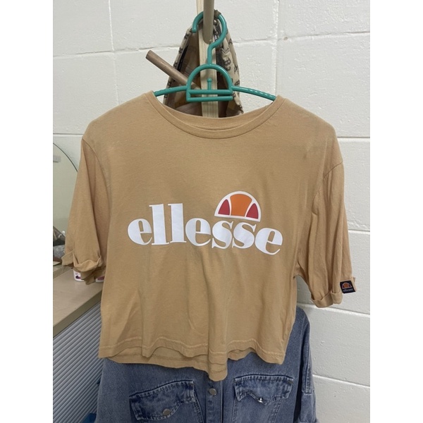 เสื้อครอป ellesse สีน้ำตาลอ่อน