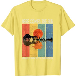 [COD]เสื้อยืด พิมพ์ลายกราฟฟิค Here Comes The Sun And I Say It Alright Guitar สําหรับผู้ชายS-5XL
