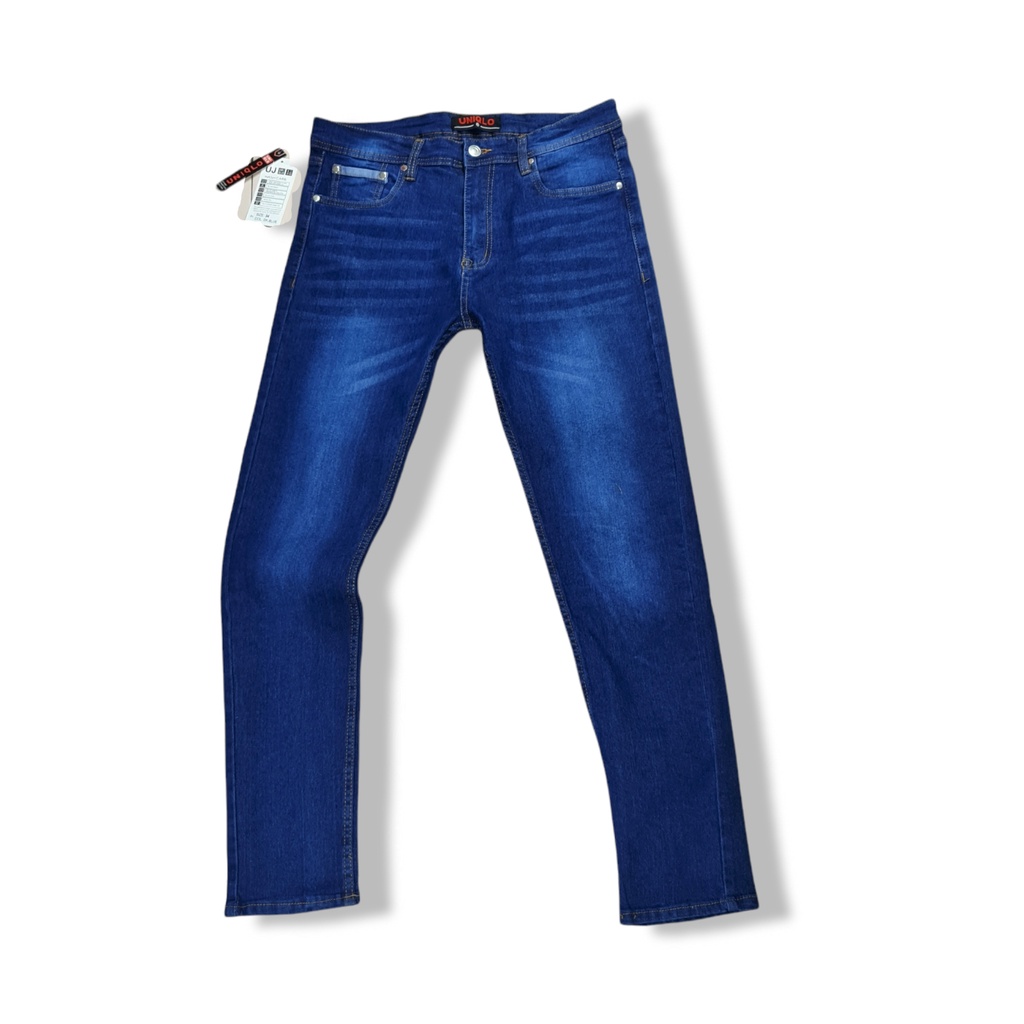 Uniqlo กางเกงยีนส์ขายาว Men's Slim Fit   Jeans Vintage denim looks and a comfortable fit. In Dark Blue Size 28-38