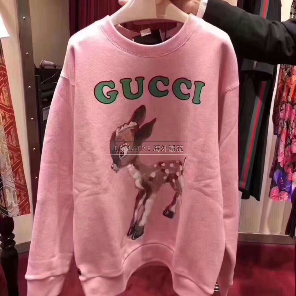 Gucci เสื้อกันหนาว คอกลม พิมพ์ลายโลโก้กวางน้อย สีชมพูอ่อน 358655
