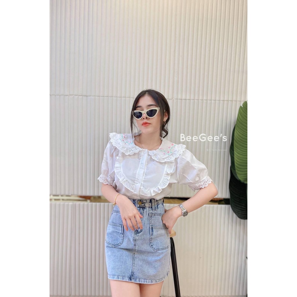 เสื้อคอตตอนปักปกบัวเกือบรอบคอ​ แต่งด้วยลูกไม้คอตต้อนปัก​ลายดอกนูนๆ​