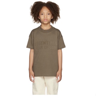 เสื้อยืด ESSENTIALS Kids Brown Logo T-Shirt แn้ 💯 สอบถามเพิ่มเติมได้ค่ะ รอบอก 38-39 นิ้วค่ะ