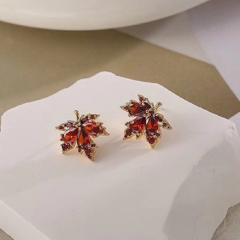2022 Micro-Inlaid Full Diamond Red Zircon ต่างหูใบเมเปิ้ลสีแดง