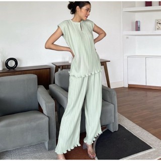 ThoseLazyDays - Pleat set / Light green ชุดเซ็ตเสื้อแขนกุดกางเกงขายาวผ้าพลีท