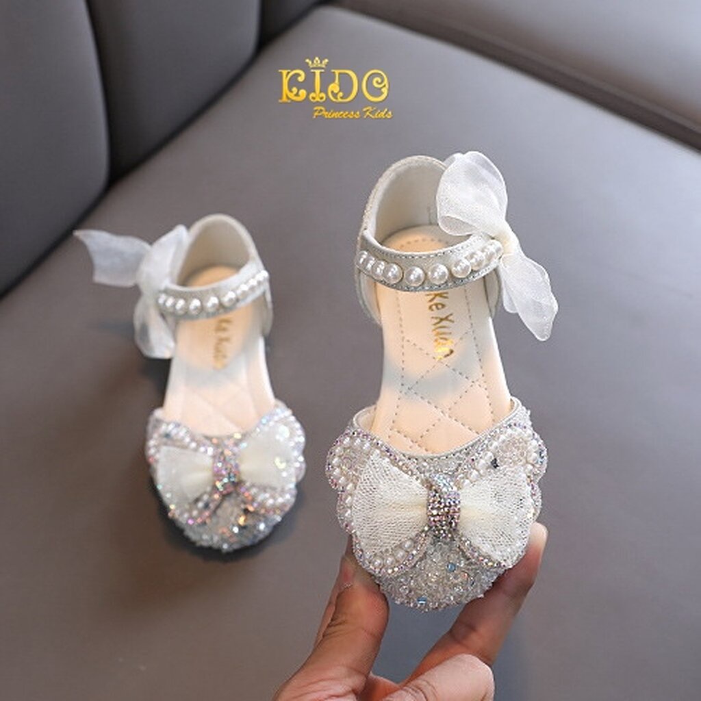 รองเท้าออกงานเด็ก(หน้าร้านอยู่รัชดา ลองได้)H103สีครีม แต่งโบว์ผ้าแก้วติดเพชรและโบว์หลัง เปิดข้าง ประดับด้วยมุกตรงสายร...