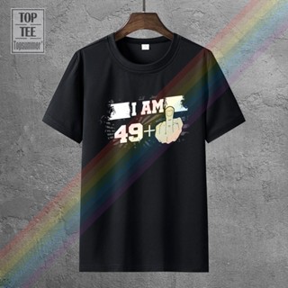 เสื้อคู่ เสื้อวันเกิดครบรอบ 50 ปี สําหรับผู้ชาย I Am 49 Plus นิ้วกลาง อายุ 50 ปี เสื้อยืด