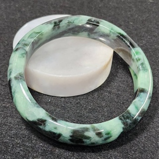 (J68) กำไลหยก พม่าแท้ Jadeite Type A 100% ไซส์ 57.4 mm. หยกสีธรรมชาติ ไม่ผ่านการปรับปรุงใดๆทั้งสิ้น