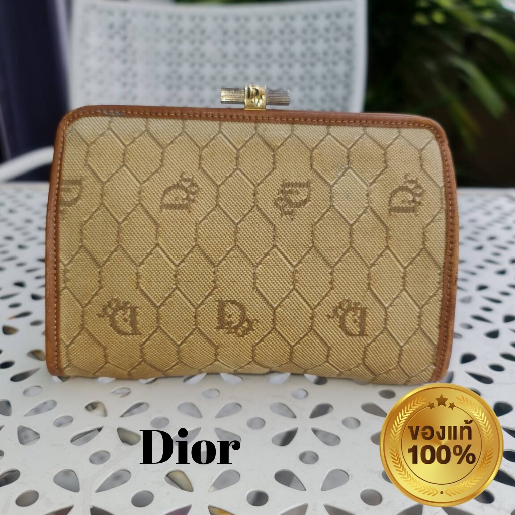กระเป๋าสตางค์มือสองของแท้ลายรังผึ้งปัก Dior ด้านในสะอาด ด้านนอกมีร่องรอยการใช้งานสภาพดี