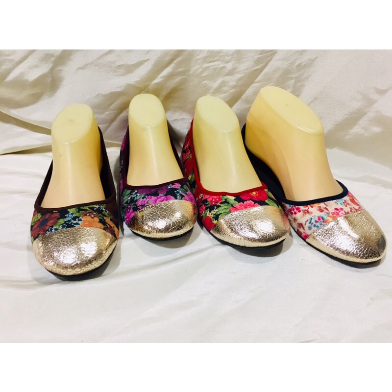 รองเท้าคัชชูส้นแบน คัทชูลายดอกไม้7599สวยๆ
