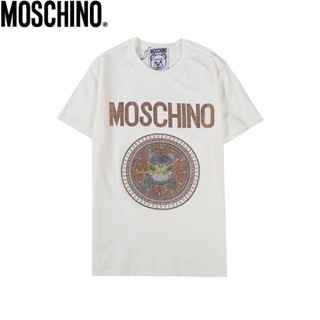 เสื้อยืดผ้าฝ้าย Sanc6 {พร้อมส่ง เสื้อยืด ผ้าฝ้าย 100% ลาย Moschino พลัสไซซ์ XS-4xl} Q80 ของขวัญคริสต์มาส สําหรับผู้ชาย