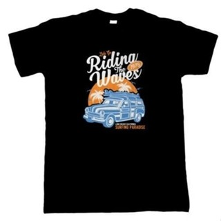 เสื้อยืด พิมพ์ลาย Riding The Waves - Pop Culture Gift Him สําหรับผู้ชาย