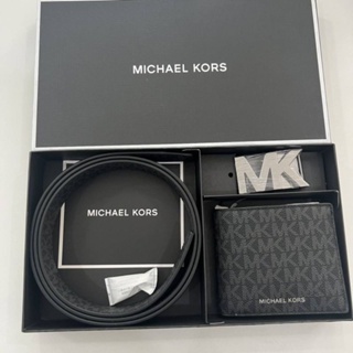 New Michael Kors Box set เข็มขัด + เป๋าตังชายกล่องใหญ่ คุ้มค่ามากค่ะ มี 2 สี ดำกับ น้ำเงิน