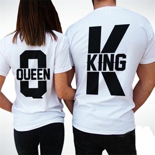 เสื้อยืดแขนสั้นลําลอง โพลีเอสเตอร์ พิมพ์ลายกราฟฟิค King And Queen สําหรับคู่รัก TX5973