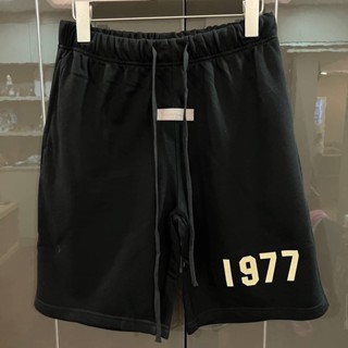 FEAR OF GOD FOG ESSENTIALS 1977 PRINT COTTON SHORTS กางเกงขาสั้น เอวยางยืด แบรนด์เฟียร์ออฟก๊อด เอฟโอจี เอสเซนเชียล