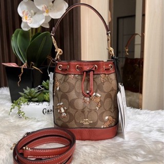 🎀 (สด-ผ่อน) กระเป๋า 5.5 นิ้ว ลายแมว CC431 MINI DEMPSEY BUCKET BAG