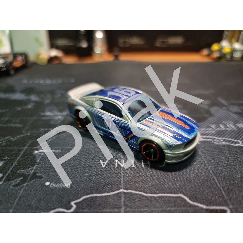รถ Hot wheels รุ่น 07 Ford Mustang, 10 Ford Shelby GT500 Super Snake และ The Gov' ner