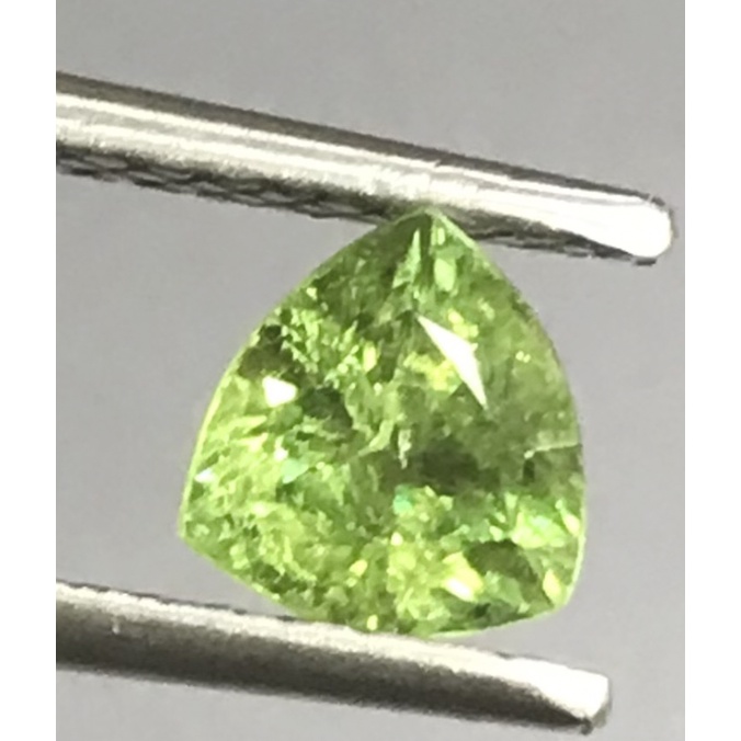 โกเมนเขียว (ทซาโวไรท์) 1.11cts 6.23x5.85x3.75mm ล้านล้าน รูปทรงหินธรรมชาติ 100% Tsavorite 1.11cts 6.