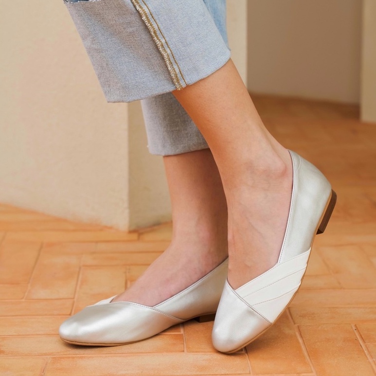 ELSIE (Silver&amp;White) - รองเท้าทรง flat สีทูโทน หนังนุ่ม สวมใส่สบายรุ่นใหม่ล่าสุด