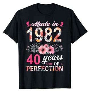 เสื้อยืดสีขาวผู้หญิง ทําในปี 1982 ดอกไม้อายุ 40 ปีของขวัญวันเกิดครบรอบ 40 ปีผู้หญิงเสื้อยืดผู้หญิงตลกแฟชั่นเสื้อผ้าแม่ขอ