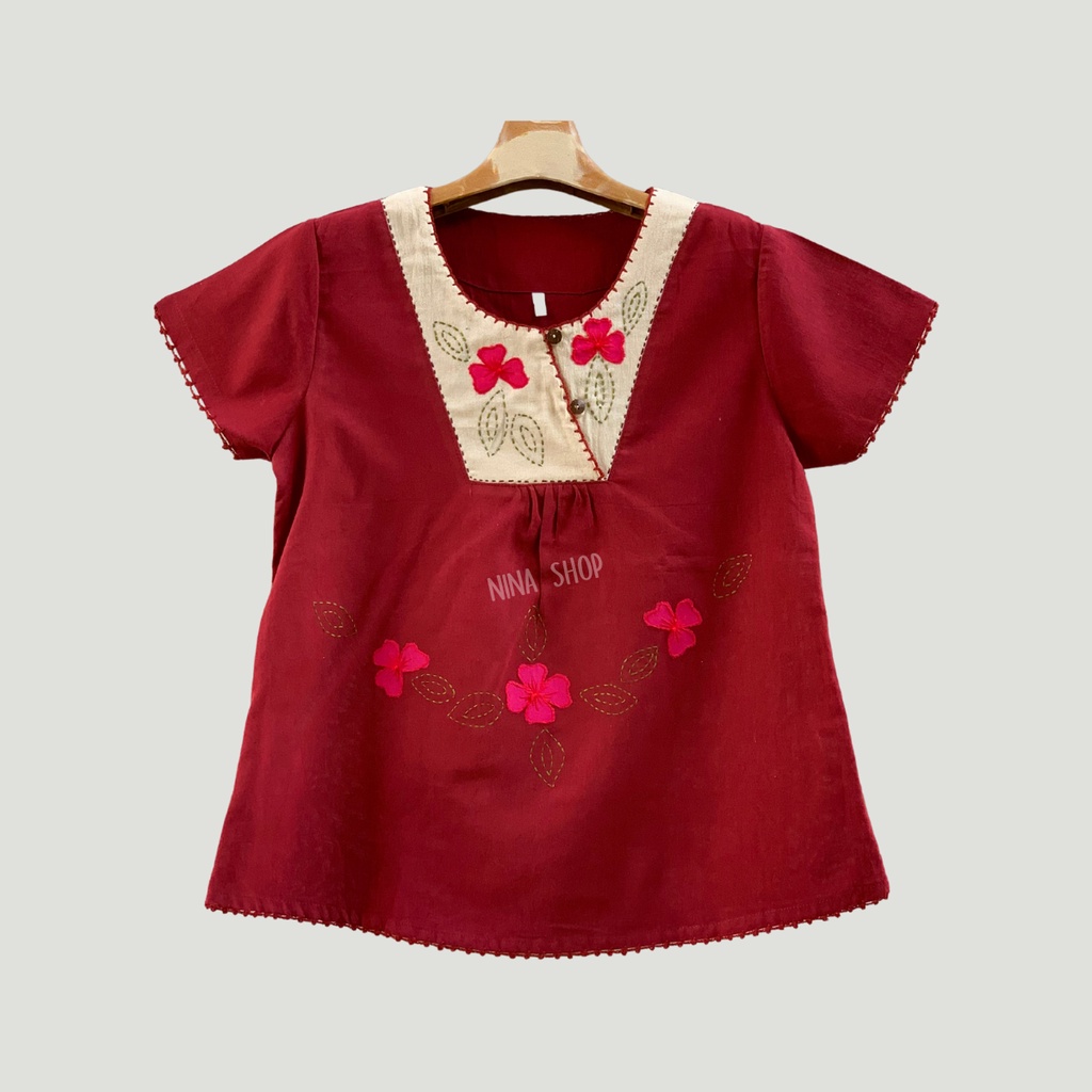 เสื้อผ้าฝ้ายสาลู คอกลมป้าย งานปะดอกและถักโคเชแฮนด์เมด ทรงสวยน่ารักสวมใส่สบายเนื้อบางเบานุ่มมือใส่แล้วเย็นกายไม่กลัวร้อน