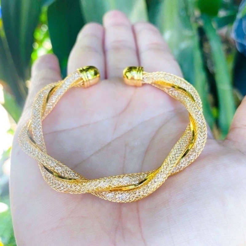 กำไลใยไหมสีทองอ่อน มีคริสตัลด้านในกำไล ปรับขนาดตามข้อมือได้ถึง19cm. ทองสวย 0151