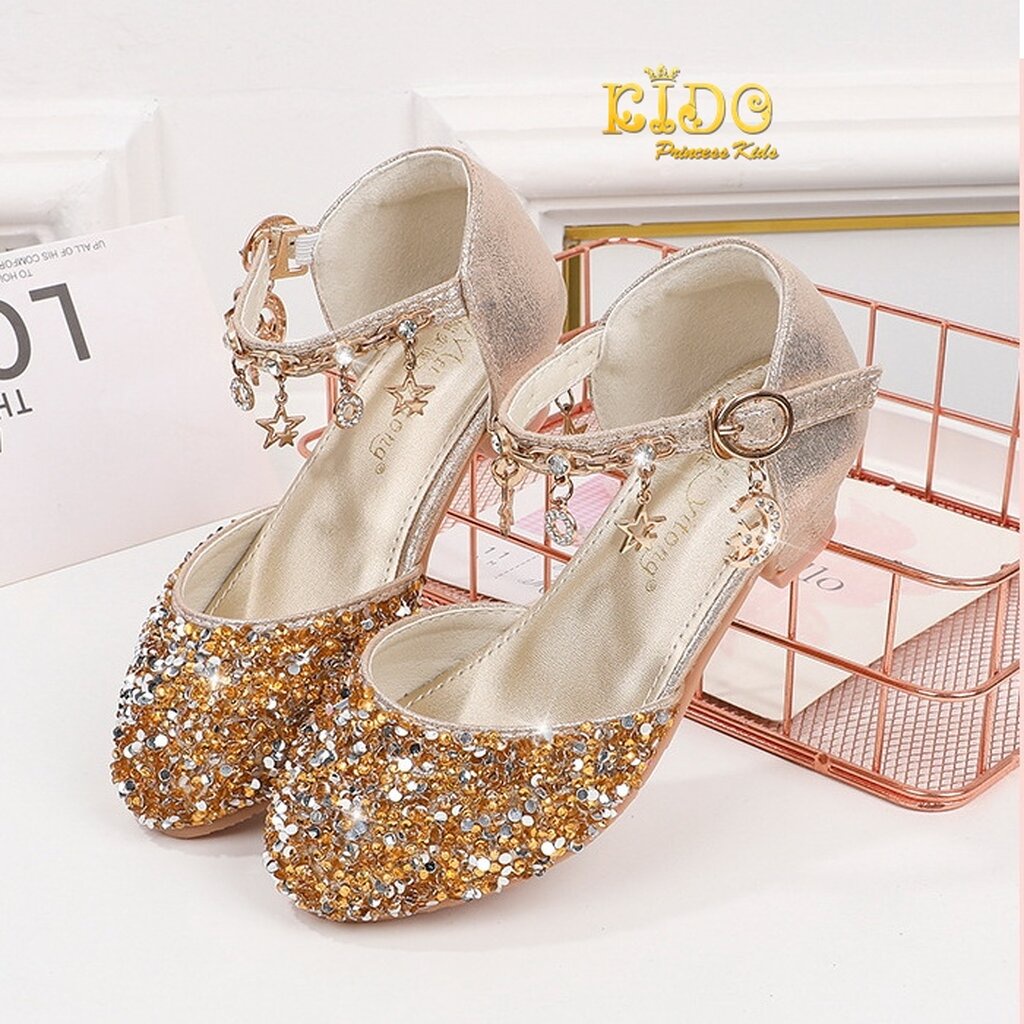 Tรองเท้าเด็ก(หน้าร้านอยู่รัชดา ลองได้)H100สีทอง เพชรระยิบระยับ เปิดข้าง ประดับห้อยโซ่รูปดาวตรงสายรัดรองเท้า สวยสุดเก๋