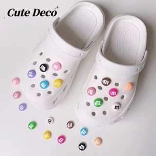 【 Cute Deco 】ถั่ว M น่ารัก (1 แบบ) สีฟ้า / สีเหลือง / สีชมพู / สีแดง กระดุม Crocs / น่ารัก Jibbitz Croc รองเท้า DIY / วัสดุเรซิน Charm สําหรับ DIY