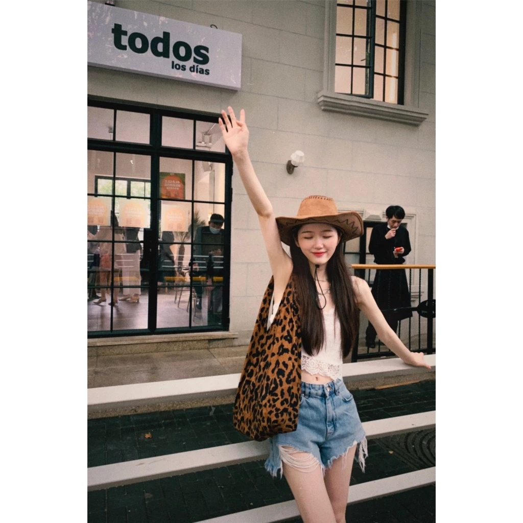 หมวกคาวบอย  หมวกปีกกว้างสไตล์คาวบอยเเบบตะวันตก เครื่องแต่งกาย Cowboy hapใส่ออกงาน ใส่สังสรรค์งานเลี้ยงหรับทุกคนใส่สบาย thumbnail 4