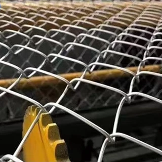 รั้วตาข่ายเหล็กถัก Chain link Fence ยาว10m ตา2นิ้ว ลวดตาข่ายเหล็ก รั้วบ้าน สวน ประตูรั้วบ้าน รั้วลวดตาข่ายสำหรับกรงสัตว์