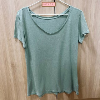 เสื้อยืด UNIQLO loungewear สีเขียว ไซส์ M เป็นเสื้อไว้ใส่นอน ผ้าไม่หนา สภาพดี