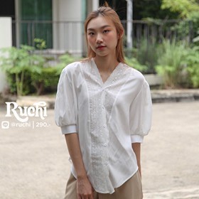 RUCHI- เสื้อสีขาว ลูกไม้ เชิ้ตผ้าคอตตอนซิลค์ กระดุมเฉียง สีขาว แต่งลูกไม้ แขนตุ๊กตา ลุคคุณหนู ใส่ทำงานได้ ใส่เที่ยวได้