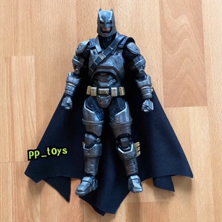 Play Arts Kai Armored Batman(KO.) โมเดลแบทแมนเกราะ เปลี่ยนผ้าคลุมใหม่