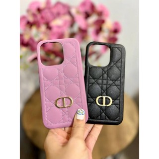 เคสหนังนุ่ม Dior caro โลโก้ 3D iPhone 14 Pro Max / 14 Plus / 13 Pro Max / 12 Pro Max / 11