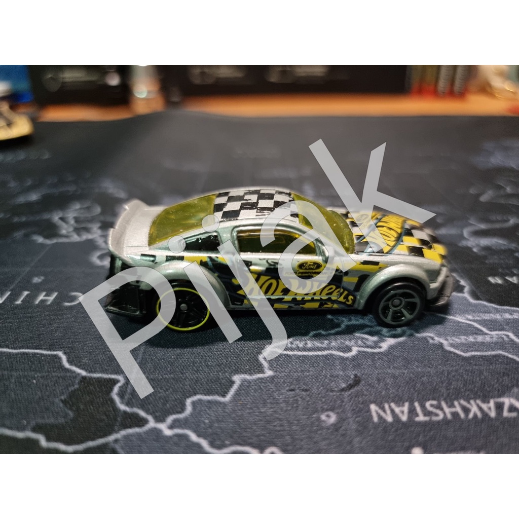 รถ Hot wheels รุ่น 2005 Ford Mustang, Dodge Challenger Drift Car และ Dodge Challenger Drift Car