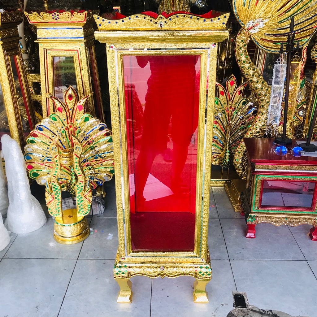 ตู้โชว์ ไม้แกะสลัก สีทอง ประดับกระจกสี ตู้กระจก ทรงสูง กรอบพระ พระยืน กระจก 3 ด้าน ขนาดสูง 100 cm.