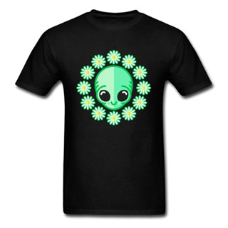 เสื้อยืด ผ้าฝ้าย พิมพ์ลายการ์ตูนเอเลี่ยน Happy Alien With Flower Wreath 2022 สีดํา สําหรับผู้ชาย