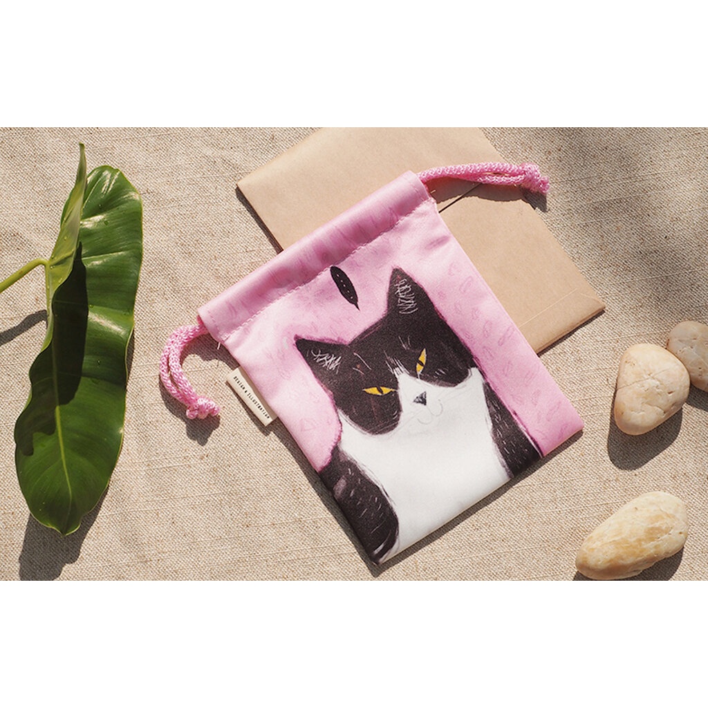 ถุงผ้าหูรูดซาติน ลายแมวจ้อง Smallbag Satin print with pink cat