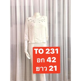 TO 231 เสื้อแฟชั่น เสื้อผู้หญิง  ใส่ทำงาน ใส่เที่ยว สบาย ๆ เสื้อคอวี เก๋ ๆ สีขาวสื้อเชิ้ตแขนส่มส่วนมีดีไซน์ พร้อมส่ง