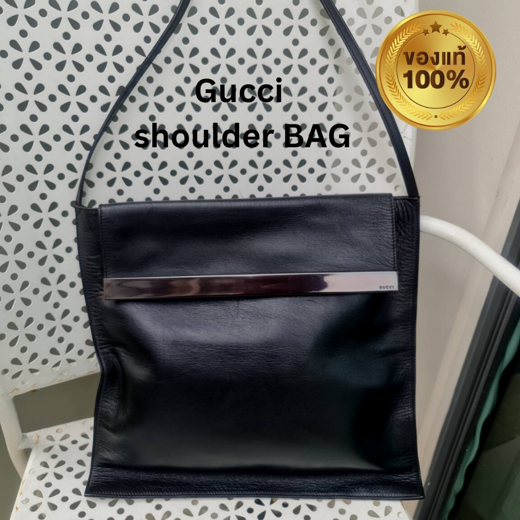 กระเป๋ากุชชีผู้ชายมือสองของแท้หนังแท้สีดำ This shoulder bag features a leather body, a flat leather 