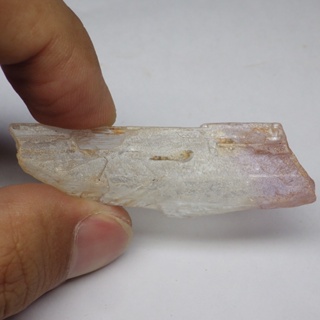 พลอย ก้อน ดิบ คุนไซต์ ธรรมชาติ แท้ ( Unheaten Natural Kunzite ) หนัก 71.88 กะรัต