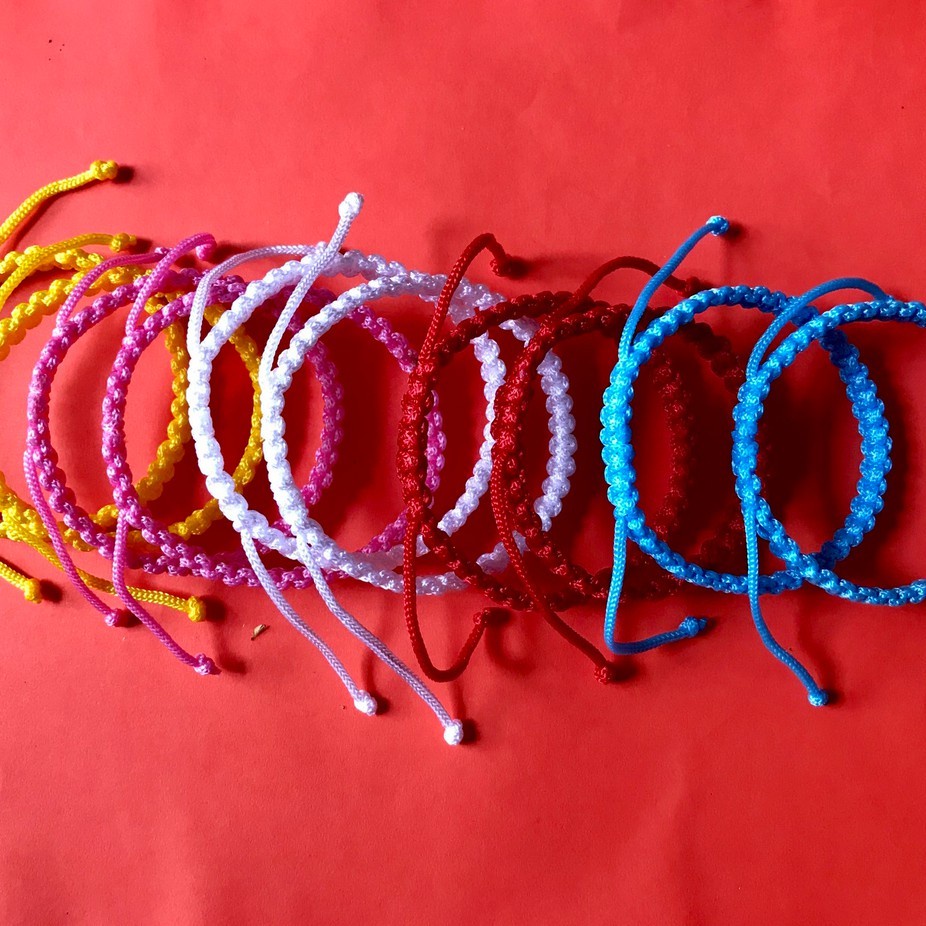 สร้อยข้อมือมงคลห่อละ 20, 50, 100 เส้น ถักด้วยเชือกร่มอย่างดี ทุกเส้นเข้าพิธีแล้ว มี 3 ขนาด หลายสี หรือแจ้งได้ในแชท