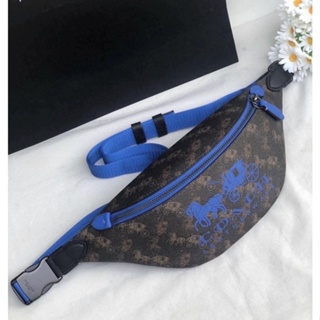 🎀 (สด-ผ่อน) กระเป๋าคาดอก C8421 Charter Belt Bag 7 With Horse And Carriage Print